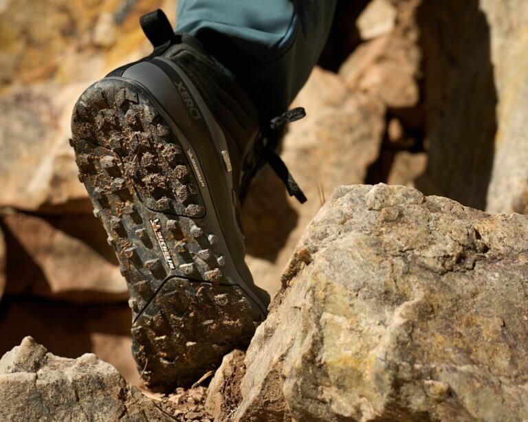 Un'inquadratura ravvicinata di un uomo che indossa gli stivali Scrambler Mid II WP e che mostra la suola flessibile Michelin mentre sale.