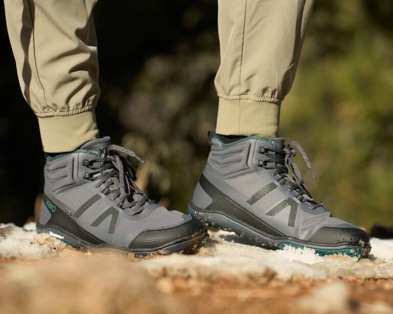 Une femme portant des bottes Scrambler Mid II WP dans la neige et la gadoue.