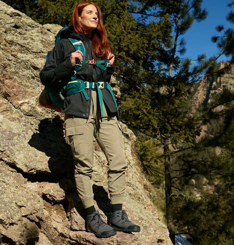 Eine Frau genießt die Aussicht während einer Wanderung in ihren Scrambler Mid II WP Stiefeln