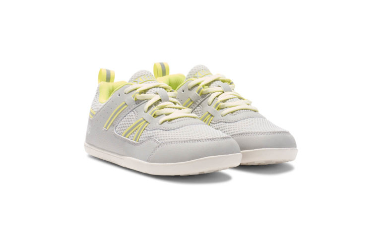 Prio youth light gray and yellow athletic shoes, angle view